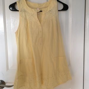 Creamy yellow sleeveless shirt with two pockets